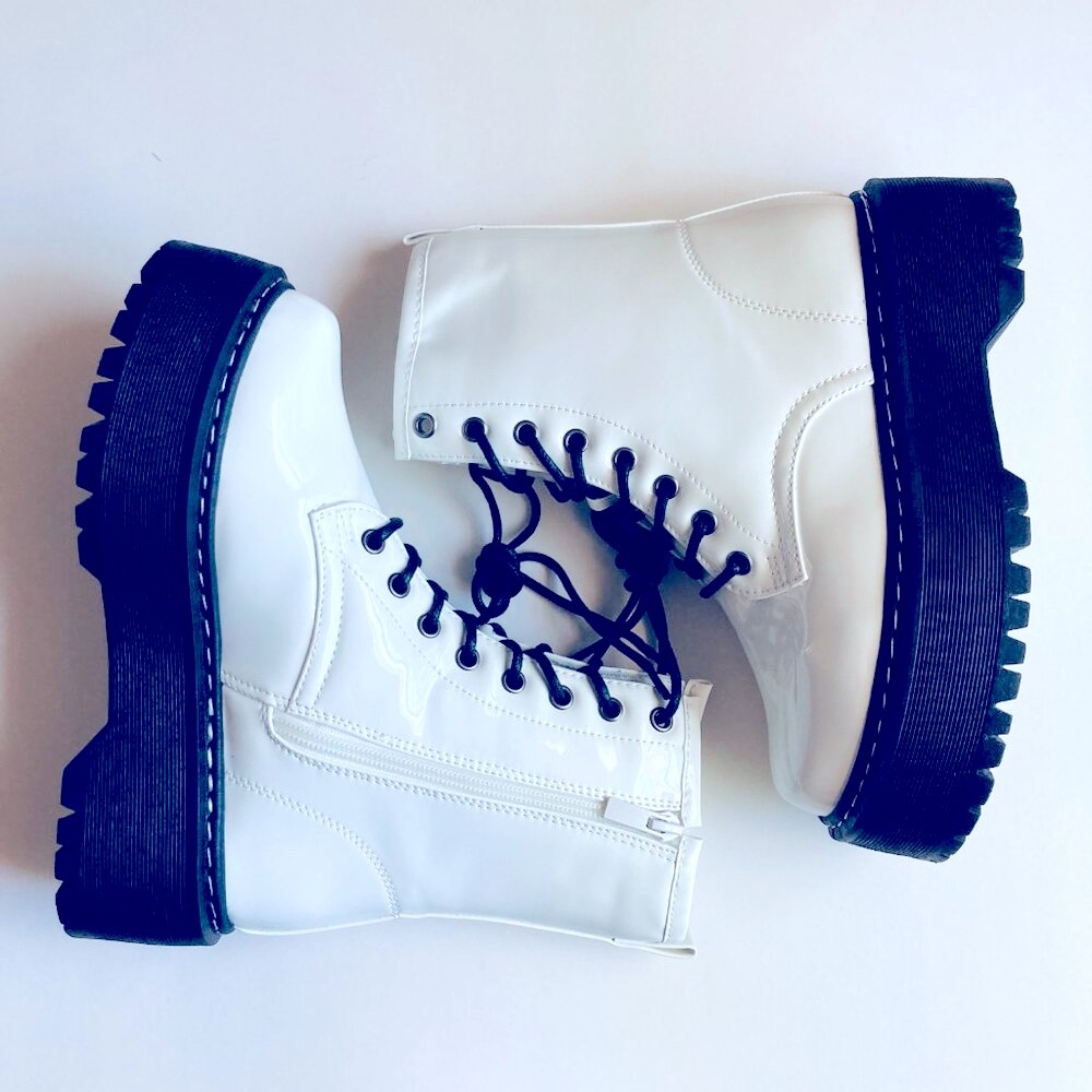 🍒 5/$25 🍒 White Faux Leather Platform Lace Up Boots Size 6